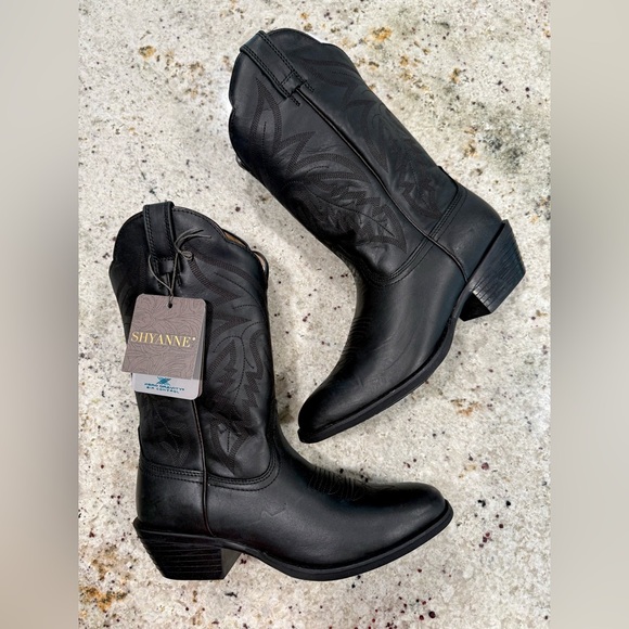 Shyanne Shoes - SHYANNE WOMEN'S RIVAL PERFORMANCE WESTERN BOOTS - ROUND TOE “NWT”